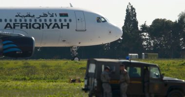 كابتن الطائرة الليبية المختطفة بمالطا يعلن إطلاق سراح جميع الركاب