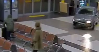 بالفيديو.. "سكران" يقتحم مطار قازان الدولى فى روسيا ويتجول داخله بسيارته