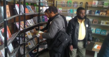 بالصور.. المثقفون يقبلون على معرض كتاب مؤتمر أدباء مصر فى المنيا