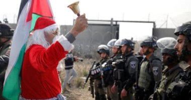 بالفيديو.. "بابا نويل" يشتبك مع الأمن الإسرائيلى عند حائط الفصل العنصرى