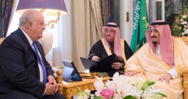 الملك سلمان يودع سفير واشنطن لدى الرياض