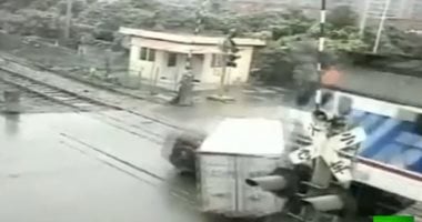 بالفيديو..لحظة حادث اصطدام قطار بسيارتين عند مزلقان قطارات بالصين