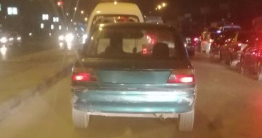 قارئ يرصد سيارة بدون أرقام أمام مجمع الإسكواش فى مصر الجديدة