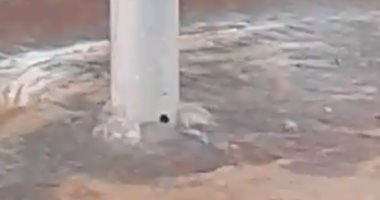 بالفيديو..تدفق مياه من أحد أعمدة الإنارة يسبب الذعر لسكان مدينة الشروق