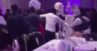 بالفيديو.. حفل زفاف بكندا يتحول لخناقة بعد توزيع شاب صور فاضحة له مع العروسة