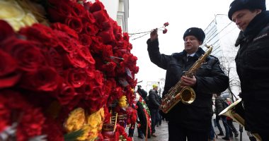 بالصور ..الورود والموسيقى يتصدران مشهد تأبين ضحايا الطائرة العسكرية الروسية