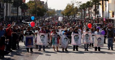 بالصور...مظاهرات فى ذكرى مقتل 43 طالبا فى المكسيك على أيدى عصابات مسلحة