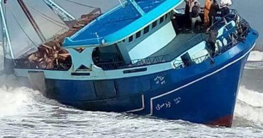 بالصور.. قوات حرس الحدود تنجح فى إنقاذ مركب صيد من الغرق قرب بوغاز رشيد