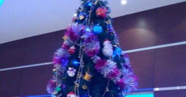 بالصور.. أشجار الكريسماس و بابا نويل تزين مطار القاهرة احتفالا برأس السنة