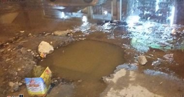 بالصور.. غرق شارع الوحدة بمدينة السرو فى دمياط بسبب كسر ماسورة صرف