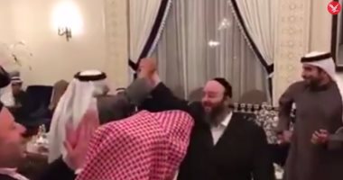 بالفيديو.. شيوخ بالبحرين يرقصون مع الجالية اليهودية بمناسبة عيد الحانوكا
