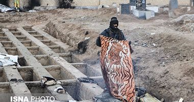 بالصور.. موجة سخط فى إيران بعد نشر صور لأشخاص ينامون داخل قبور