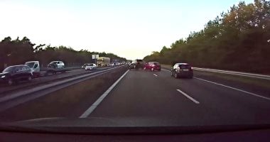 بالفيديو.. سيارة تسلا الذكية تتوقع حادث على الطريق قبل أى سائق