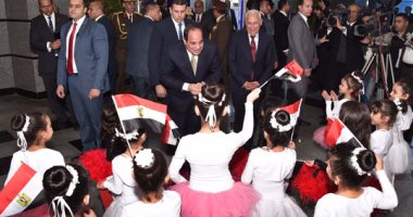 بالصور.. الأطفال يستقبلون السيسى بعلم مصر فور وصوله المجمع الثقافى ببورسعيد