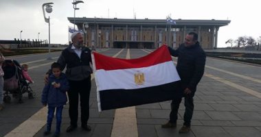 صاحب دعوة إنشاء فرع لـ"الأزهر" فى إسرائيل يرفع علم مصر أمام الكنيست