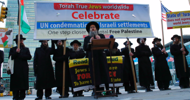 بالصور..حركة يهود متحدون ضد الصهيونية تتظاهر ضد إسرائيل أمام الأمم المتحدة
