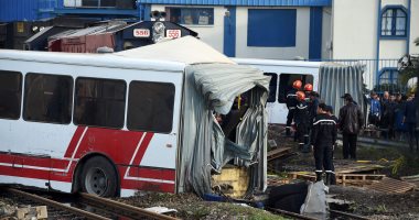 بالصور.. مصرع 5 أشخاص وإصابة 37 آخرين فى تصادم قطار بحافلة بتونس