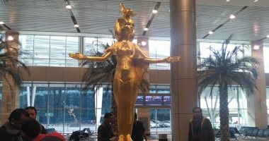 ننشر صور تمثال المعبودة "سرقت" بعد وضعه بمطار القاهرة للترويج للسياحة
