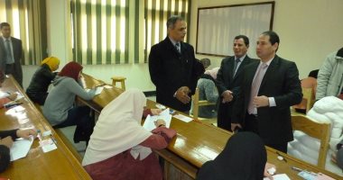 رئيس جامعة بورسعيد يتابع سير امتحانات نصف العام بكلية الصيدلة