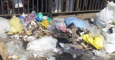 بالصور.. شكوى من تراكم القمامة بشارع 26 يوليو بوسط القاهرة