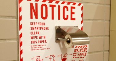 بالصور.. ورق لتنظيف شاشات الهواتف داخل مطار باليابان