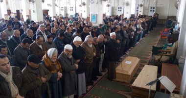 انتهاء صلاة الجنازة على رفات الطيار محمد عاصم بمسجد الصديق بمدينة نصر