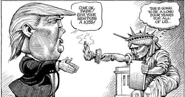 أبرز كاريكاتير للإيكونومست بـ2016: ترامب يدعو تمثال الحرية لمنحه "قبلة"