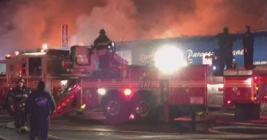 بالصور.. النيران تلتهم محتويات 14 شركة أمريكية فى ولاية نيويورك 