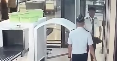 بالفيديو.. طرد طيار إندونيسى "مخمور" بعد دخوله المطار مترنحا 
