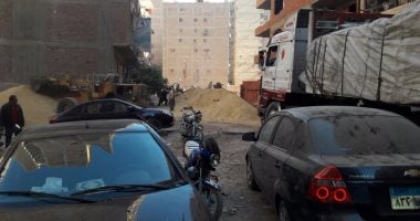 مواد البناء تغلق شارع المدينة المنورة بفيصل والأهالى يستغيثون