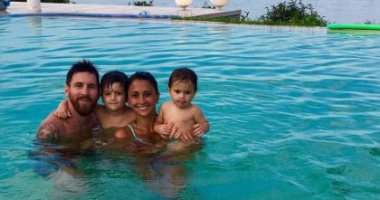 ميسي يودع 2016 مع أسرته فى حمام السباحة