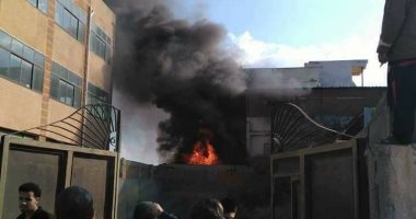 بالصور.. 6 سيارات إطفاء تحاول السيطرة على حريق بمصنع منسوجات بدمياط 