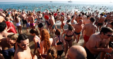 بالصور.. الأوروبيون يحتفلون بالعام الجديد بالسباحة فى المياه الباردة