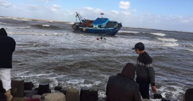 بالصور .. شحوط مركب صيد ببوغاز رشيد والصيادون يطالبون بإنقاذها