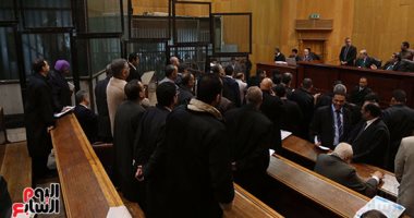 بالصور.. قاضى "كتائب حلوان" يطالب بفتح شباك التهوية بالقفص الزجاجى المتهمين