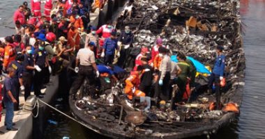غرق 9 إندونيسيين وفقد 30 في انقلاب قارب بماليزيا