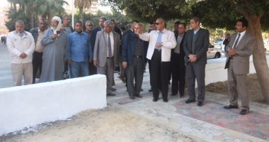 بالصور.. محافظ السويس يتفقد أعمال تطوير الكورنيش القديم