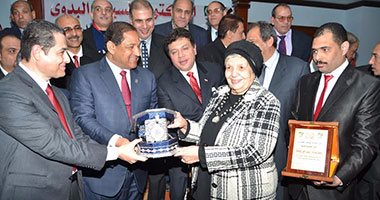 بالصور.. حزب الوفد يكرم محافظ الغربية كأفضل شخصية لعام 2016