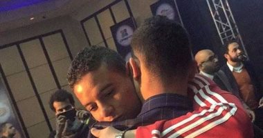 بالفيديو.. سعد سمير يكشف سر "حضن" باسم مرسى