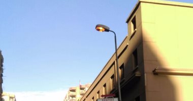 بالصور.. أعمدة الكهرباء مضاءة نهارا بشارع سنان بالزيتون رغم دعوات الترشيد