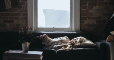 "لو بتشتغل من البيت"..4 نصائح للتخلص من الكسل والشعور بالنوم