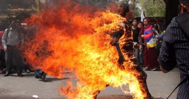 على طريقة "بوعزيزى".. بائع يشعل النار فى نفسه بتونس لمنعه من بيع الفراولة