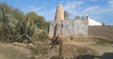 بالفيديو والصور.. الإهمال يدمر مسجدا أثريا عمره 640 عاما بإحدى قرى الداخلة