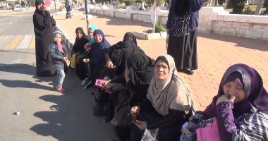 بالفيديو والصور.. اعتصام سيدات الحالات الخاصة وأطفالهن أمام محافظة السويس