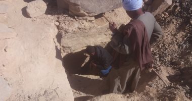 ضبط 4 أشخاص أثناء التنقيب عن الآثار بمنطقة صحراوية شمال أسوان