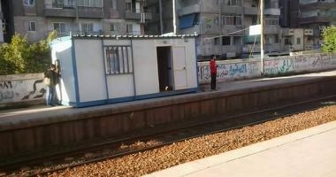 "كشك" على رصيف محطة قطار العصافرة فى الإسكندرية يعرض حياة الركاب للخطر