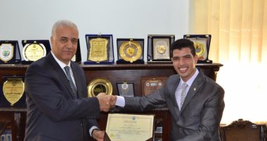 رئيس جامعة الإسكندرية يُكرم طالب حصل على المركز الأول بمسابقة دولية بايطاليا