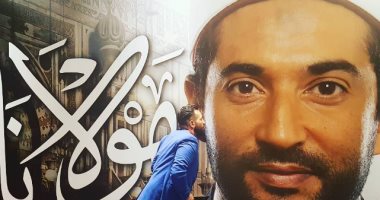 أحمد سعد يقبل بوستر فيلم "مولانا" أثناء العرض الخاص ويعلق: ألف مبروك