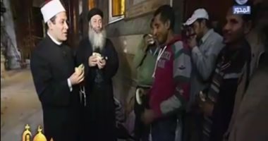 بالفيديو.. مظهر شاهين وكاهن البطرسية يتقاسمان الطعام مع عمال الترميم