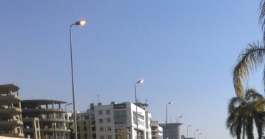 بالصور ..قارئ يرصد أعمدة إنارة مضاءة نهارًا أمام وزارة الكهرباء